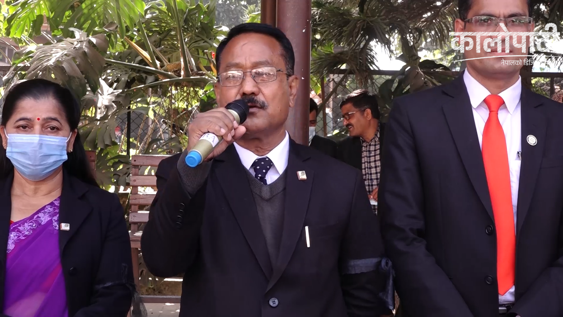 कालो ब्यानरमा कानून व्यवसायीहरुले आईतबार सर्वोच्च अदालत परिसरमा विरोध प्रदर्शन