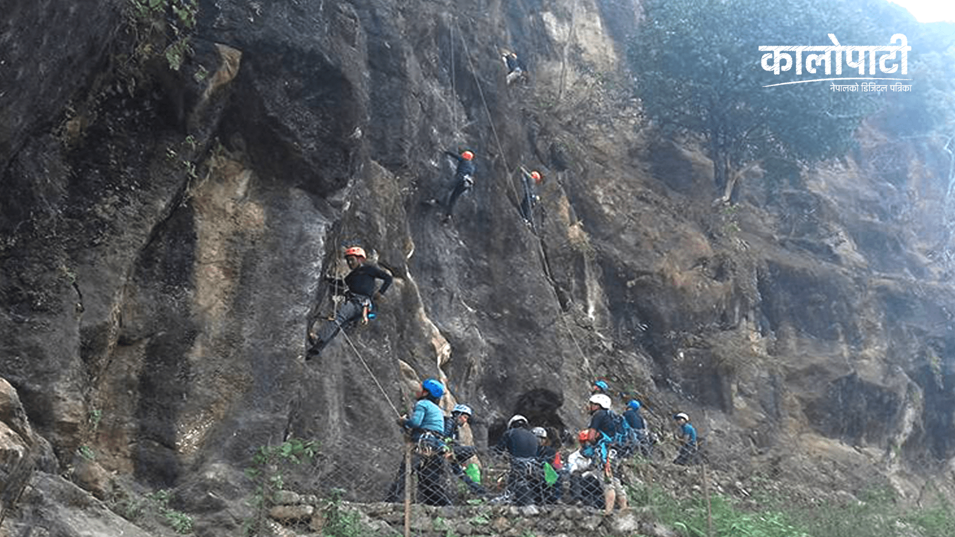 बाँदर कुद्ने भीरमा अहिले पर्यटकहरू चट्टान आरोहण गर्दै, आरोहणबाट राम्रो आम्दानी हुँदै